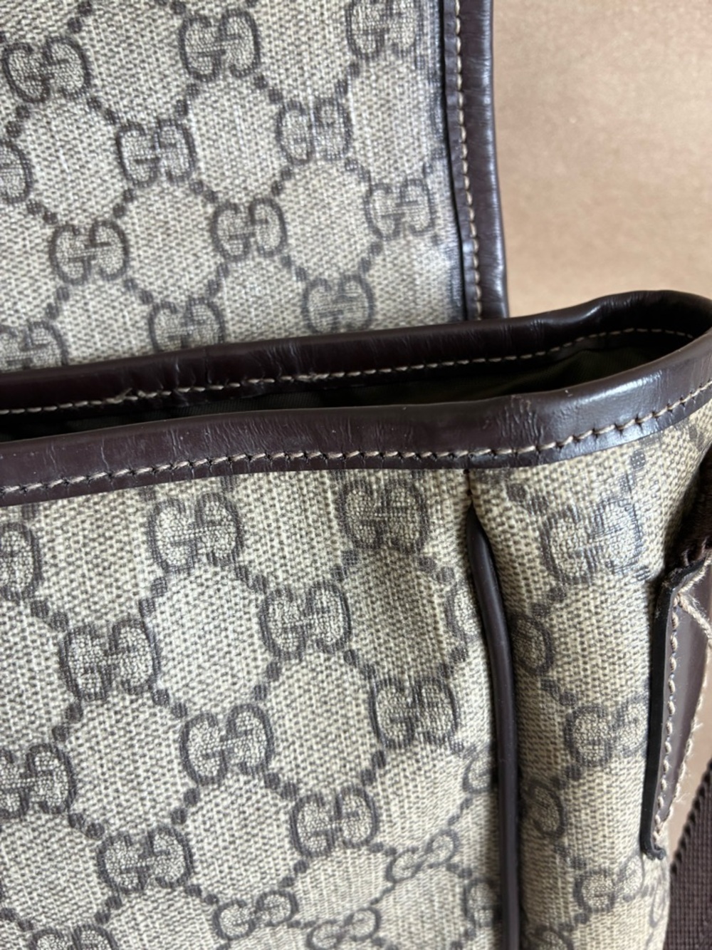 Gucci GG Supreme Interlocking G Crossbody - Picture 10 of 12